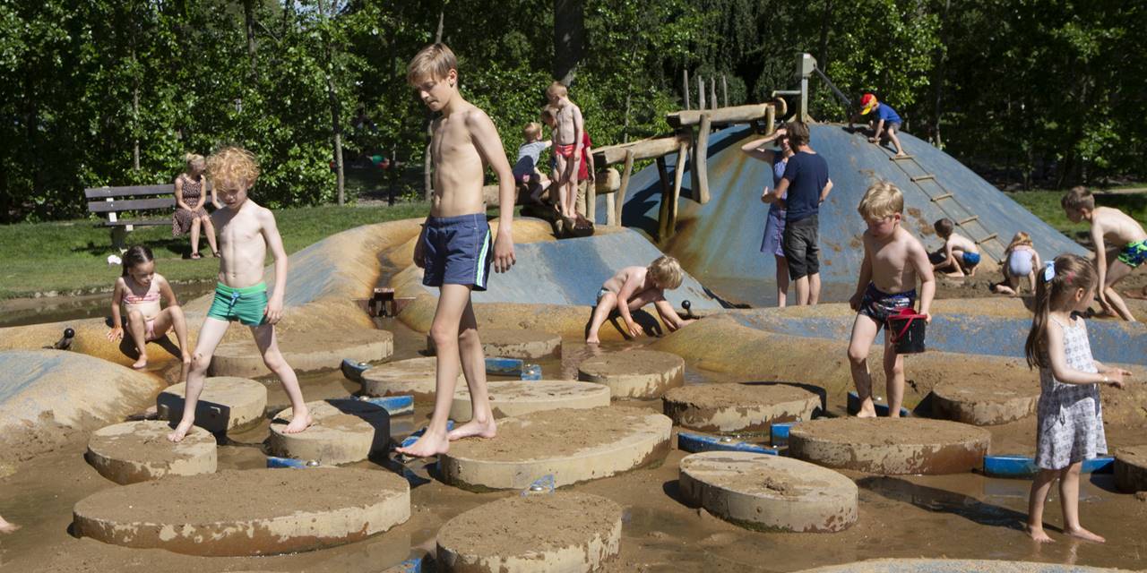 Spelen en bewegen voor recreatie - Waterspeelplaats waar kinderen verkoeling kunnen vinden